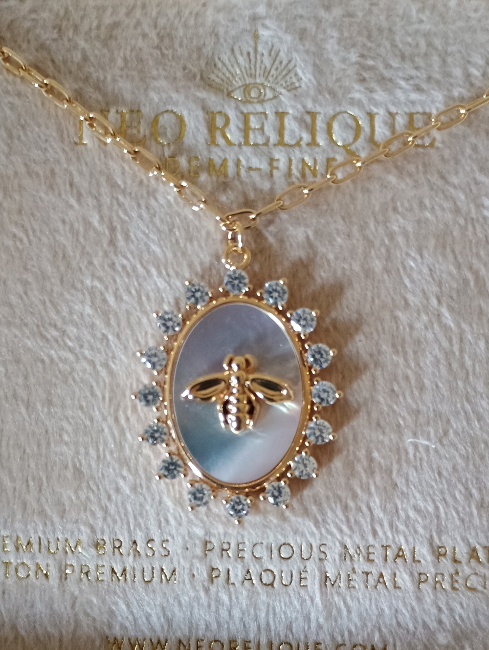 NWTS Neo Relique Harmony Gold Bee Pendant Necklace Mother of Pearl CZ Boxed